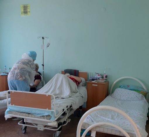 Ковидный госпиталь в Артемовском не закрывают - пациентов сюда привозят каждый день.